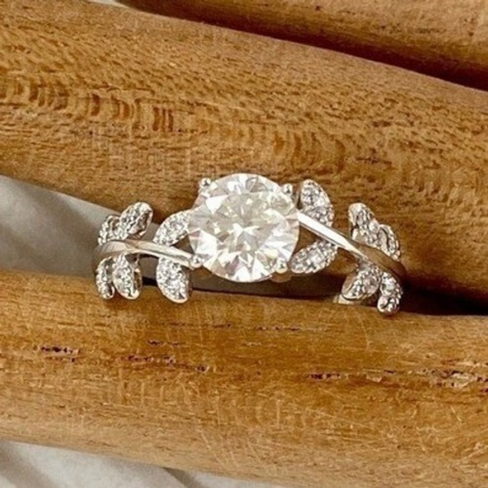 925 Sterling Silver 1CT Moissanite Willow Leaf Ring Size 7 NEW
